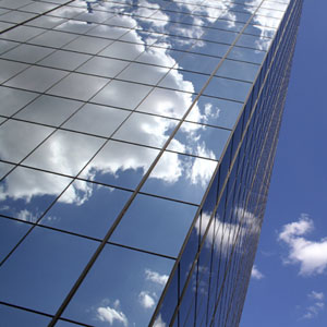 Edificio con nubes 